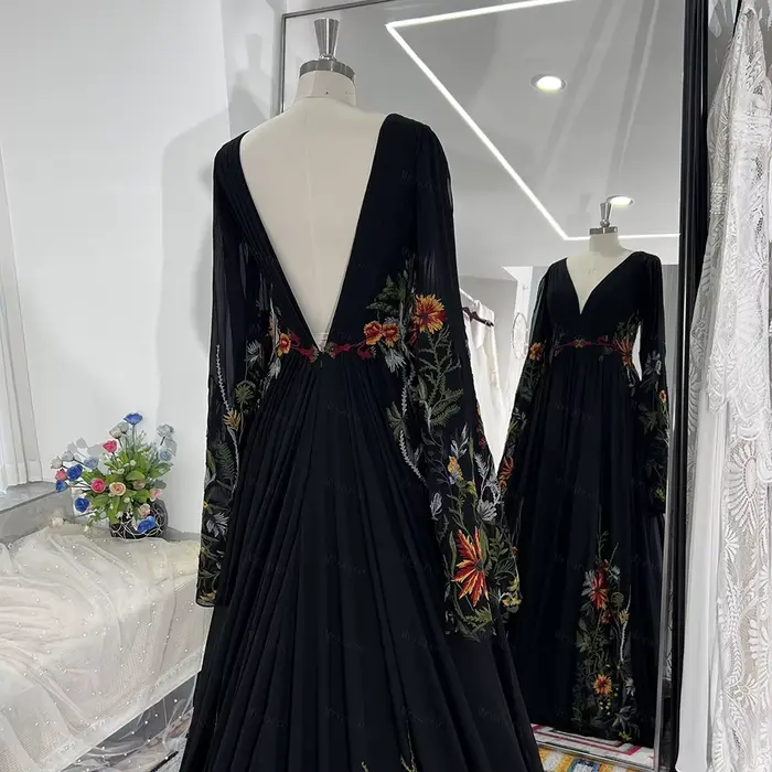 Mryarce robe de mariée noire à manches longues une ligne robes de mariée brodées florales colorées