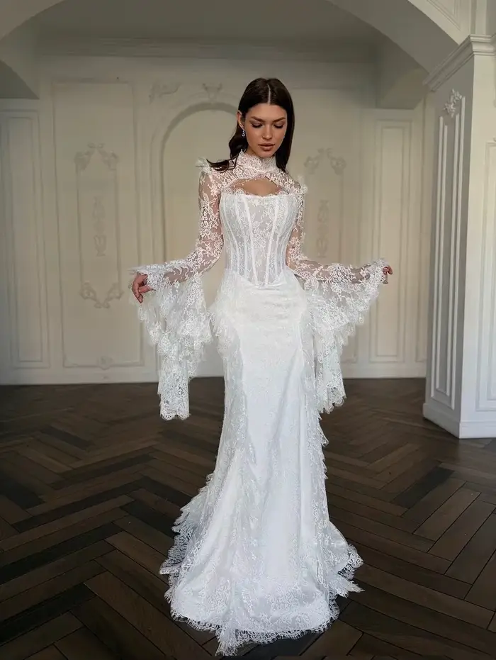 Robe de mariée sirène élégante sur mesure en dentelle blanche, col montant, manches longues bouffant