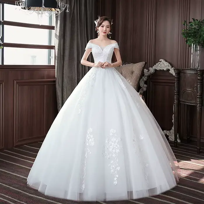 Robe de mariée simple et élégante en voile, dentelle, organza et maille, col bateau, silhouette slimmée, conception à lacets, soutien-gorge intégré, longueur au sol, nouvelles collections 2024