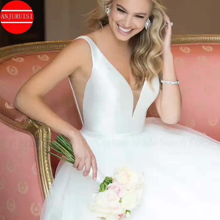 Robe de mariée simple en polyester avec train de la cour pour femmes, élégante et sexy, idéale pour les occasions spéciales