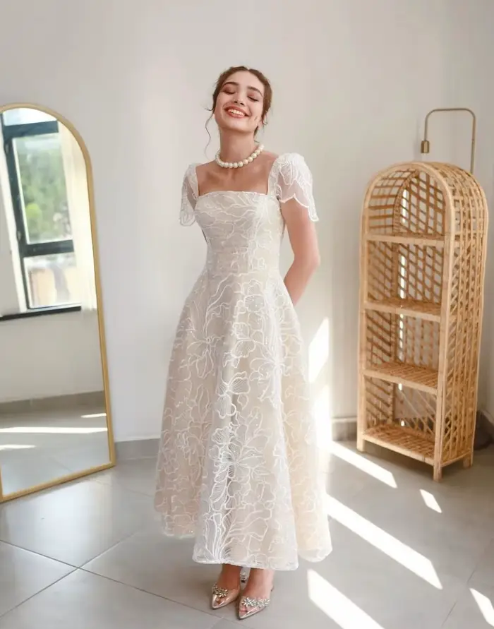 Robe de bal en dentelle blanche