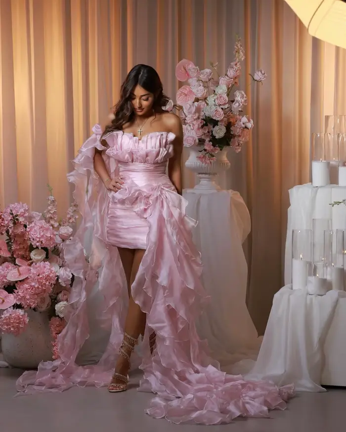 Jolies robes courtes plissées roses pour femmes