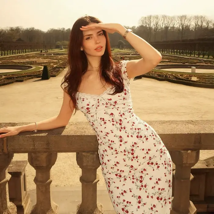Robe longue rétro française à motif floral rose avec taille cintrée et plis fins
