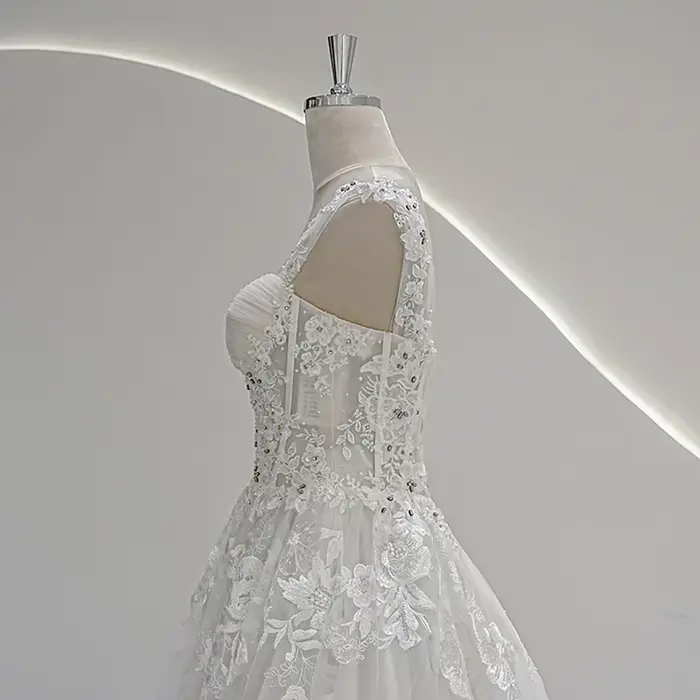 Robe de mariée bohème sur mesure avec train de 50 cm, ivoire, col carré, dentelle et perles pour cérémonie de plage ou événement romantique