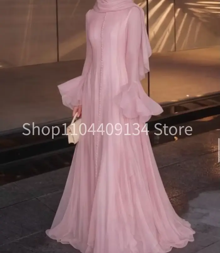 Robe de soirée formelle musulmane rose poudré, kaftan à manches longues avec détails boutonnés, robe
