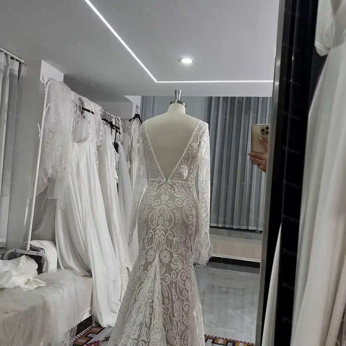 Robe de mariée bohème en dentelle avec manches longues et col en V pour femmes, idéale pour les mariages et cérémonies spéciales