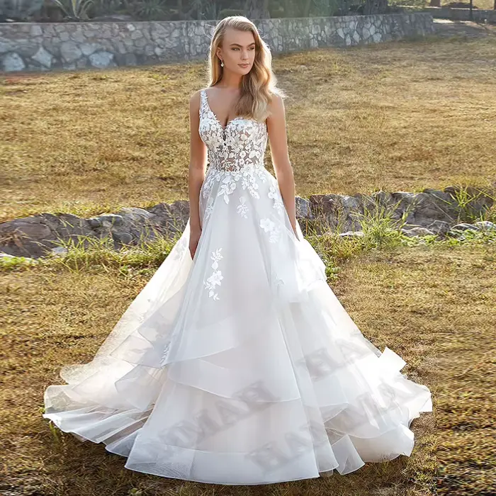 Robe de mariée dos nu avec appliques à plusieurs niveaux